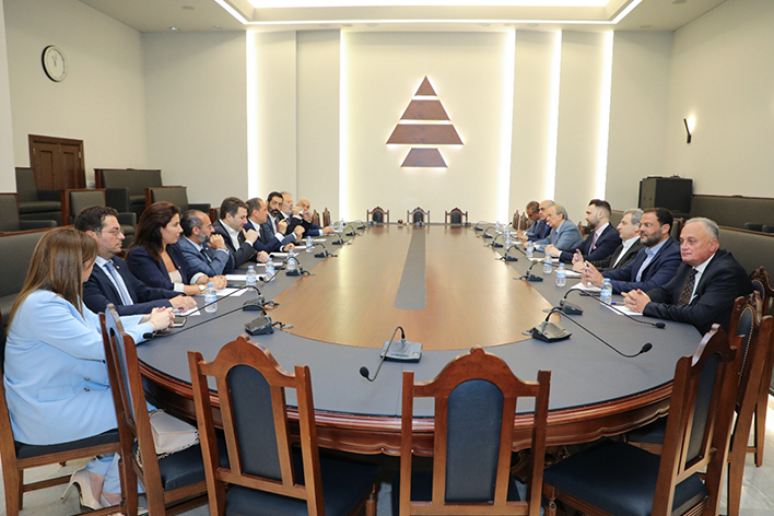 بعد لقاء وفد الاشتراكي: لسنا مستعدين لدفع ثمن انسحاب فرنجية ونتخطى الشكليّات بوجود ضمانة البحث بأسماء أخرى... وحمادة: نلتقي حول هوية لبنان واستعادة السيادة